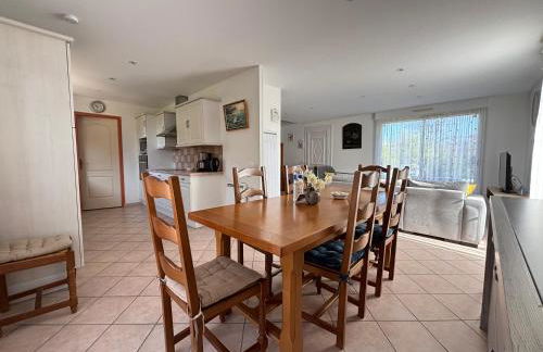 Saint Ho Mer Maison lumineuse vue mer 8 pers 4 chambres 2 sdb 2 WC étage rénové en 2025 belle terrasse grand jardin clos parking 8 mn à pied petite plage grand jardin près de Port en Bessin, Bayeux et plage Omaha beach - Foto 12