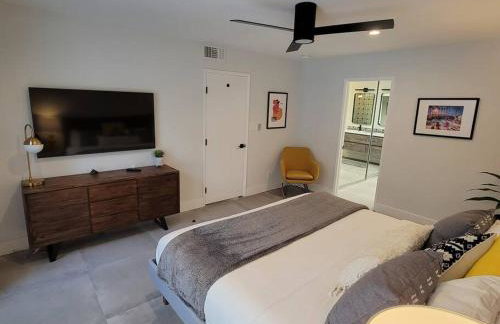 Upscale mid century on the green w Private Hot Tub - Foto 45