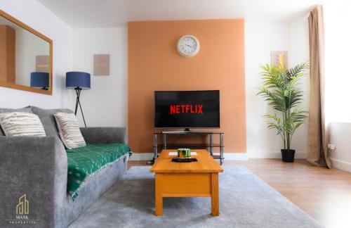 Modern 2BR Apartment - Prime Location Near Beach & Town - Sleeps 5 - Foto 2