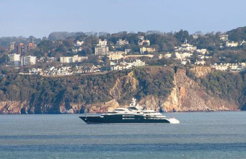 Baywatch Sea View Retreat - Photo 5