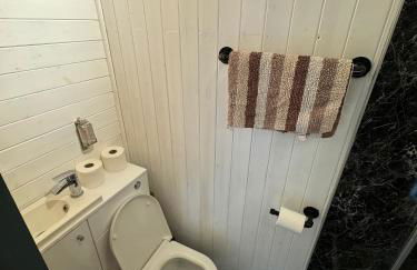 unique sheperds hut private hot tub, ensuite & kitchenette - Photo 8