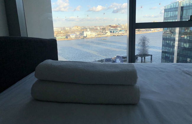 Stunning 1-bed Apartment in London With River View - Photo 5