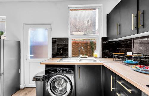 Anfield House - Liverpool Retreat 7 Bedroom Home - Photo 43