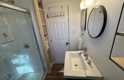 Coastal home with private separate guest house, gas grill and close to local beach - Foto 12