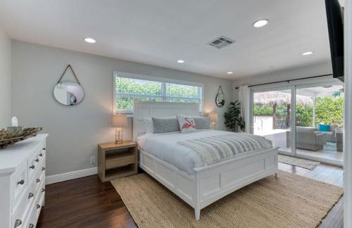 Tropical Villa Pool Home w/ Tiki Bar! Sleeps 9! - Foto 3