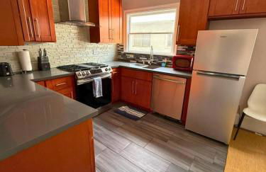 Oak Manor - Chic & Stylish 2BR Apartment Retreat - Photo 51