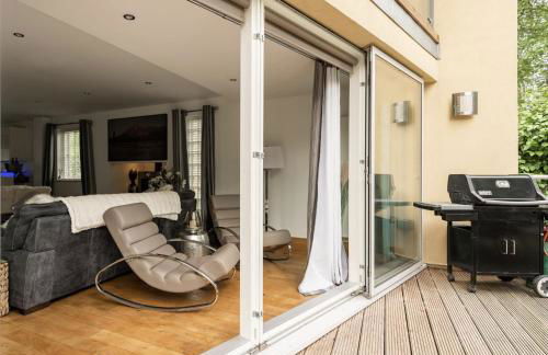 Modern contemporary home in beautiful setting - Foto 32