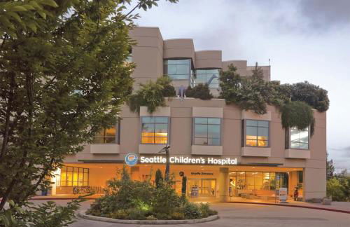 Ocean-Inspired 3B Modern Retreat w Kids Room - Foto 47