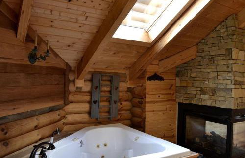 Stately Log Cabin with a Pool for a Group Getaway near Chickamauga, Georgia - Foto 18