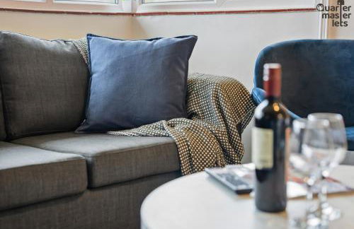 2 Bedroom Bungalow with Parking that Sleeps 6 - Photo 4