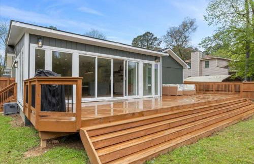 Comforting Lakeside Retreat in Gated Community - Foto 11