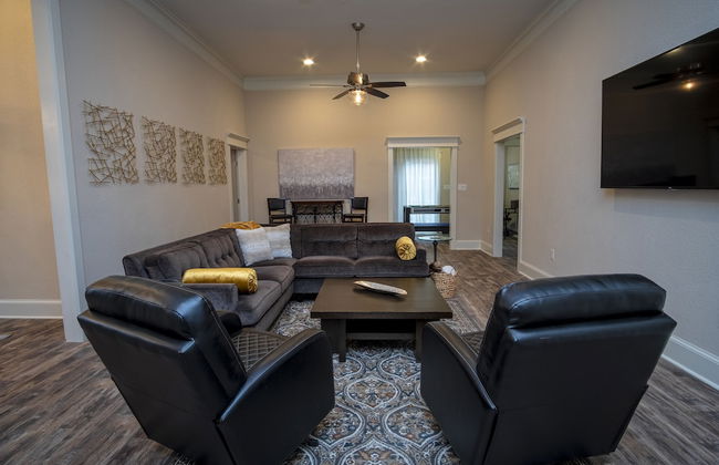 Brand NEW Large Impressive House Near Downtown! - Photo 18