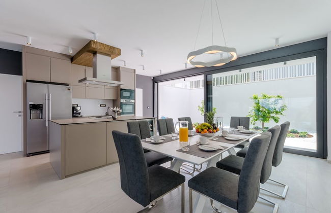 Luxury Villa Luna with Swimming Pool - Photo 8