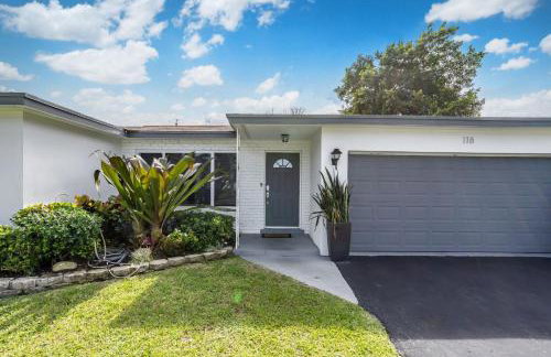 3BR 2BA Heated Pool Home Pool Table Great Location - Foto 25