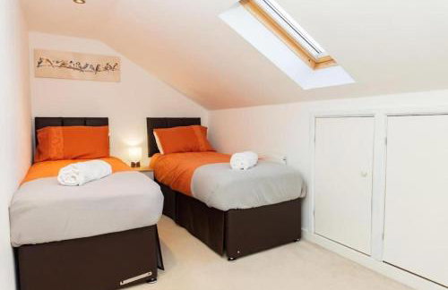 4 Bed Detached Home-Gloucester-Sleeps 10-Parking for 3-Work or Leisure - Foto 11