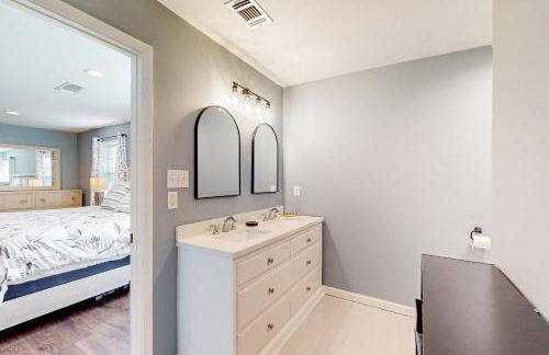 Poolside Bliss! Christian Pass Family Home with Yard - Foto 13