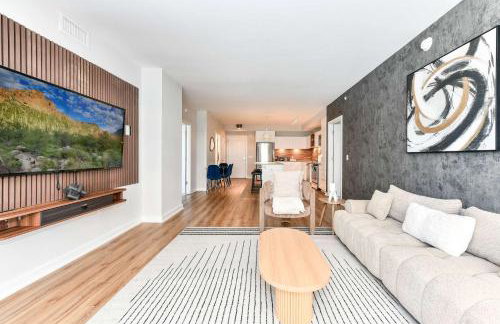 Urban 2BR Oasis with Scenic Rooftop and Gym - Foto 7