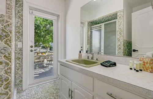 Solara: Waterfront Estate, Pool, Dock, Private Guest Suite - Foto 52