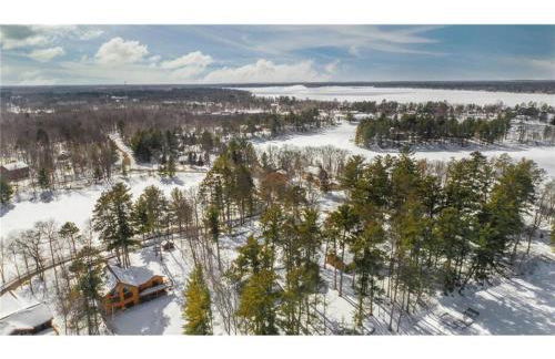 Large Log Home on Lake with Hot Tub - Foto 49