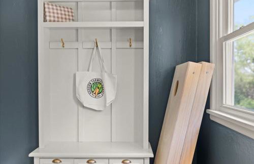 Hudson Restored Farmhouse with Fire Pit - Foto 35