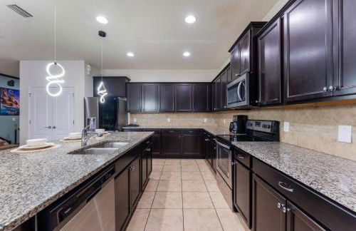 Luxury 8BR Villa with Pool, Spa, Theater & Game Room near Disney - Foto 10