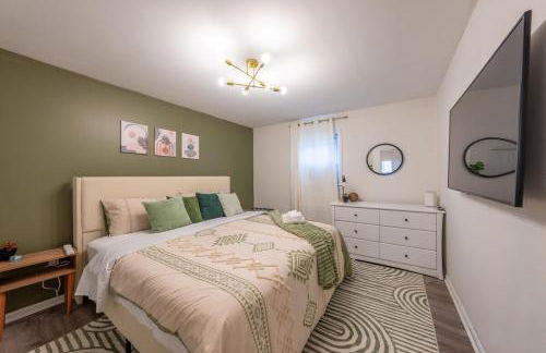 5BR 3BTH House, Steps to Bars, Dining, NYC Access with GameRm, Backyard with BBQ and Parking - Foto 27