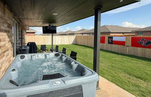 Hot Tub and Game Room Raider Resort in Lubbock - Foto 1