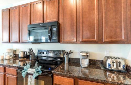 Spacious 6-Bedroom Getaway with Game Room, Private Spa & Sunny Pool Deck in Premier Resort Setting - Foto 17