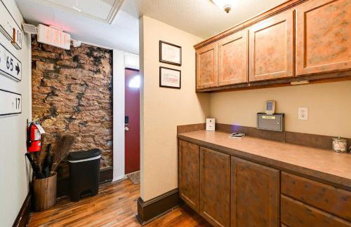 Western-Themed Decatur Studio on Main Street! - Foto 25