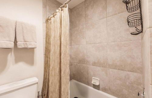 1205 PD Experience Coastal Charm in this Townhome - Foto 26