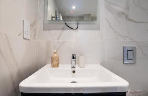 Stylish 2BR Apartment With Balcony Next To Station - Foto 20