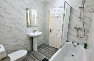 Spacious & Cosy 2 Bedroom Home plus 2 Sofa-beds with Private Entrance and Back Patio, 3 min walk to Earl's Court Station - Photo 26