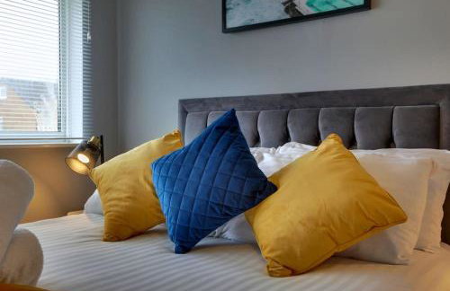 Superb 3 bed house, homely comforts close to supermarkets, with private parking on gated premise - Photo 4