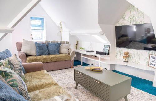 BOHO BEACH HOUSE- SLEEPS 8- 2 MIN DRIVE FROM BOSCOMBE PIER- SUPERFAST WiFi- FLAT SCREEN SMART TV- FREE ON STREET PARKING! - Photo 12