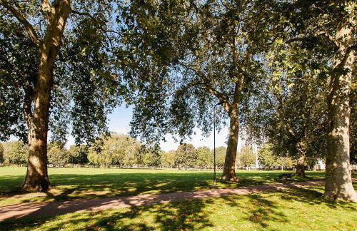 Parea Living - Hackney, 4-Bedroom Victorian House w Big Garden - Foto 35