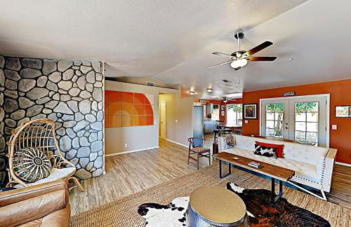 Rawhide Ranch - Walk to Pappy and Harriet's with Hot Tub! home - Foto 1