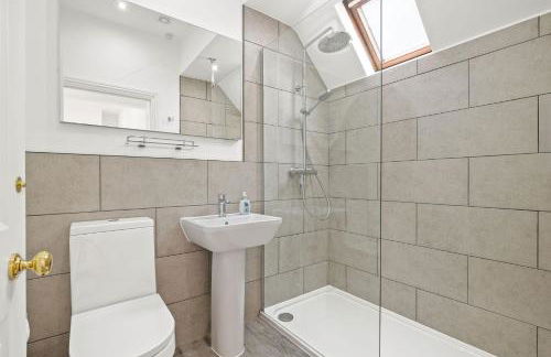 Flower Cottage by Ludlow Castle with Onsite Parking - Photo 50