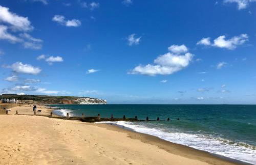 25 Breakwaters - Beach Hut is Included with this Pet Friendly Lux Apartment with Balcony, Stunning Sea Views over to Culver Cliffs & Free Parking - Photo 30