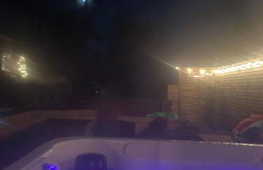 Fantastic Location, Annexe with Hot Tub - Photo 11