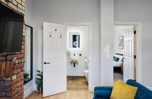 Stylish modern apartment near the city centre with nearby off-road parking - Foto 18