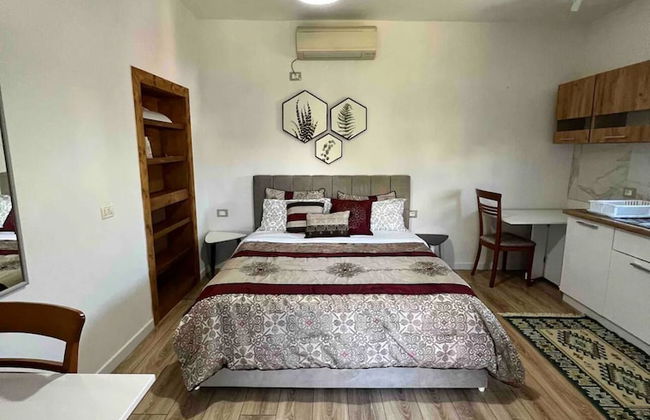 Entire unit near beach access to garden - Photo 4