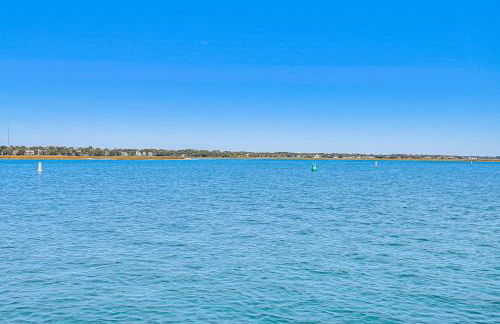 Waterfront Gem with Balcony in Garden City - Foto 30