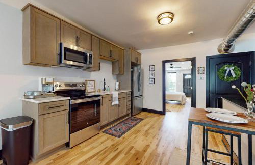 Steps to Dtwn and Rock River! Couples Retreat - Foto 8