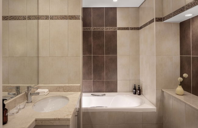 Staybridge Suites Dubai Internet City by IHG - Photo 32