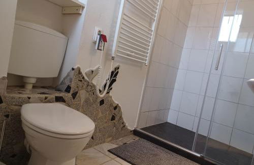 Ehemalige Bibliothek Apartment für 2 mit Küche Kamin Netflix Parken und Hofladen - Foto 25