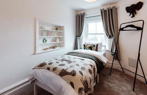 Large 7 Bedroom House for Families and Work Crews Hot Tub Parking Wi-Fi sleeps 17 - Foto 38