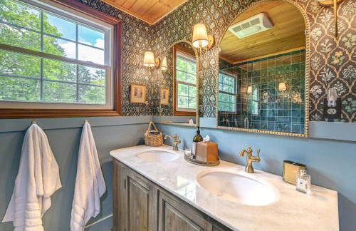 Enchanting Highlands Cottage with Pond and Waterfall - Foto 16