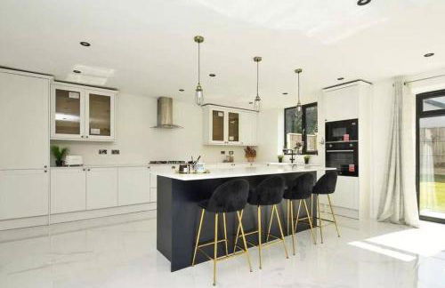 8 Bedroom House Sleeps 20 - Private Garden - Foto 3