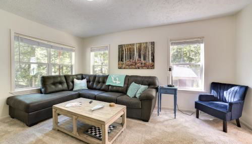 Walloon Lake Getaway with Fire Pit - Walk to Water! - Foto 4