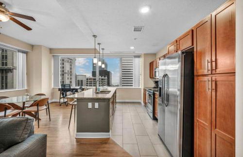 Luxury High-Rise w/ City View | Paid Parking | Gym - Photo 1